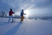 Zwei Schneeschuhwanderer in der tiefstehenden Sonne Zwei Schneeschuhwanderer in der tiefstehenden Sonne